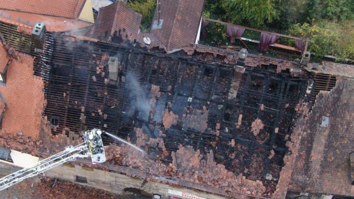 Das Foto, das die Laufer Feuerwehr am Freitag, 29. Oktober, mit einer Drohne aufgenommen hat, zeigt den völlig ausgebrannten Dachstuhl des Gebäudes. Zu diesem Zeitpunkt mussten noch Glutnester gelöscht werden. Einen Tag später wurden Teile des einsturzgefährdeten Dachstuhls entfernt.