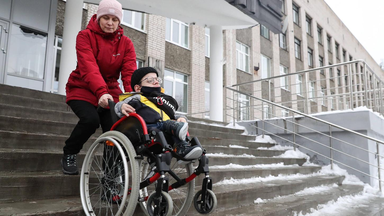Fürther Schüler hat zerbrechliche Knochen - seine Mutter kämpft mit den Behörden Fürther Schüler hat zerbrechliche Knochen - seine Mutter kämpft mit den Behörden