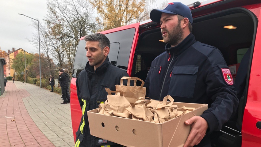 Sascha Landleiter (rechts) und Güner Zafer brachten Lunchpakte für die Einsatzkräfte der Feuerwehr.