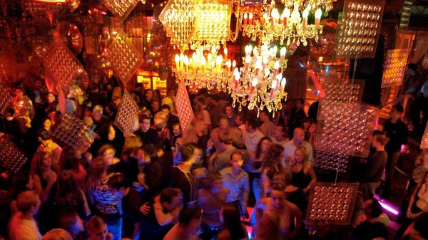 In der Nacht zum 24. November wurden in diesen Betrieben die Schotten dicht gemacht. Für sie erwartete Bayern von der Ministerpräsidentenkonferenz eine Öffnungsperspektive, und die kam: Ab dem 4. März sollen Genesene und Geimpfte mit einem tagesaktuellen Test wieder Clubs und Diskotheken besuchen können (2G plus). Bei einer dritten Impfung entfällt die Testpflicht, wie aus dem Beschlusspapier der Beratungen von Bund und Ländern vom Mittwoch hervorgeht.