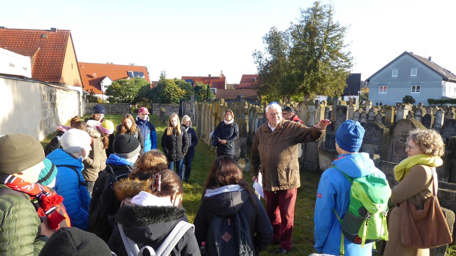 Anlässlich der Drucklegung der Broschüre besuchte nun im Oktober eine Delegation aus Forchheim - Bürgermeisterin Dr. Annette Prechtel, 22 Schüler*innen einer 9. Klasse des Ehrenbürg Gymnasiums Forchheim mit Lehrerin Kerstin Meyer und Mitarbeiter*innen der Stadtverwaltung Forchheim - den Jüdischen Friedhof Baiersdorf.
Anlässlich der Drucklegung der Broschüre besuchte nun im Oktober eine Delegation aus Forchheim - Bürgermeisterin Dr. Annette Prechtel, 22 Schüler*innen einer 9. Klasse des Ehrenbürg Gymnasiums Forchheim mit Lehrerin Kerstin Meyer und Mitarbeiter*innen der Stadtverwaltung Forchheim - den Jüdischen Friedhof Baiersdorf.