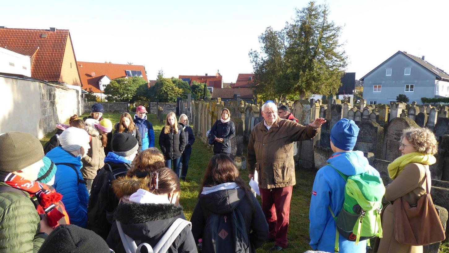 Anlässlich der Drucklegung der Broschüre besuchte nun im Oktober eine Delegation aus Forchheim - Bürgermeisterin Dr. Annette Prechtel, 22 Schüler*innen einer 9. Klasse des Ehrenbürg Gymnasiums Forchheim mit Lehrerin Kerstin Meyer und Mitarbeiter*innen der Stadtverwaltung Forchheim - den Jüdischen Friedhof Baiersdorf.