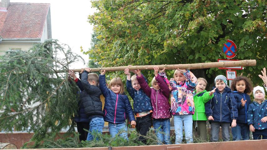 Auch in diesem Jahr feierten die Kinder aus der Bärengruppe des städtischen Kindergartens „Sonnenschein“ in Elsendorf ihre Kerwa. Die Woche begann mit dem Liefern des Kirchweihbaums, der mit bunten Schleifen geschmückt und bei strömendem Regen im Kindergartenhof aufgestellt wurde