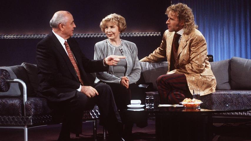 Im Dezember 1996 saßen Michail Gorbatschow und seine Frau Raissa auf der Couch bei Thomas Gottschalk. Das Publikum in Hannover begrüßte den ehemaligen Generalsekretär und Staatspräsidenten der Sowjetunion mit Jubel und Applaus, wegen des Verdienstes um die deutsche Einheit.