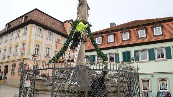Uwe Martin und Jochen Schauer schmücken den Schönen Brunnen und sorgen für ersten Weihnachtsflair.
Uwe Martin und Jochen Schauer schmücken den Schönen Brunnen und sorgen für ersten Weihnachtsflair.