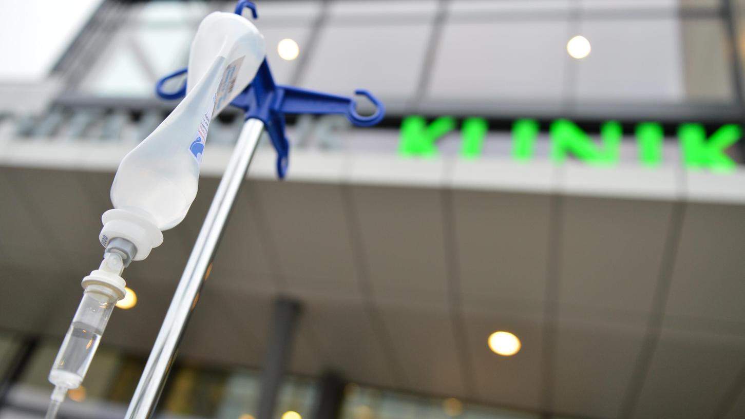 Ein Tropf steht vor einem Eingang einer Klinik. Diese haben in Bayern erste Besuchsverbote ausgesprochen.
Ein Tropf steht vor einem Eingang einer Klinik. Diese haben in Bayern erste Besuchsverbote ausgesprochen.