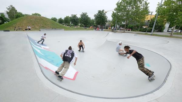 Es wird um Weihnachten herum wieder milder, so viel ist klar. Bleibt es trocken und lässt sich dann auch die Sonne blicken, bietet sich ein Ausflug zu einem der Skateparks in Nürnberg an. Die Bewegung hält einen auf jeden Fall warm. Zum Skatepark im Burggraben läuft man nur eine knappe Viertelstunde aus der Innenstadt, zum Skatepark Bauernfeindstraße dauert es mit dem Auto oder den öffentlichen Verkehrsmitteln nicht einmal eine Viertelstunde und zum Skatepark St. Leonhard fährt man mit dem Auto oder den Öffentlichen nur etwa zehn Minuten, man kann aber auch in einer halben Stunde hinlaufen.