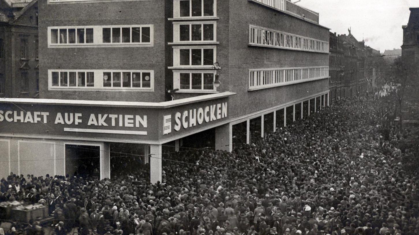 Die Straßen rund um den Neubau in der Nürnberger Südstadt waren schwarz vor Menschen, als am 11. Oktober 1926 das Schocken-Kaufhaus am Aufseßplatz eröffnete.