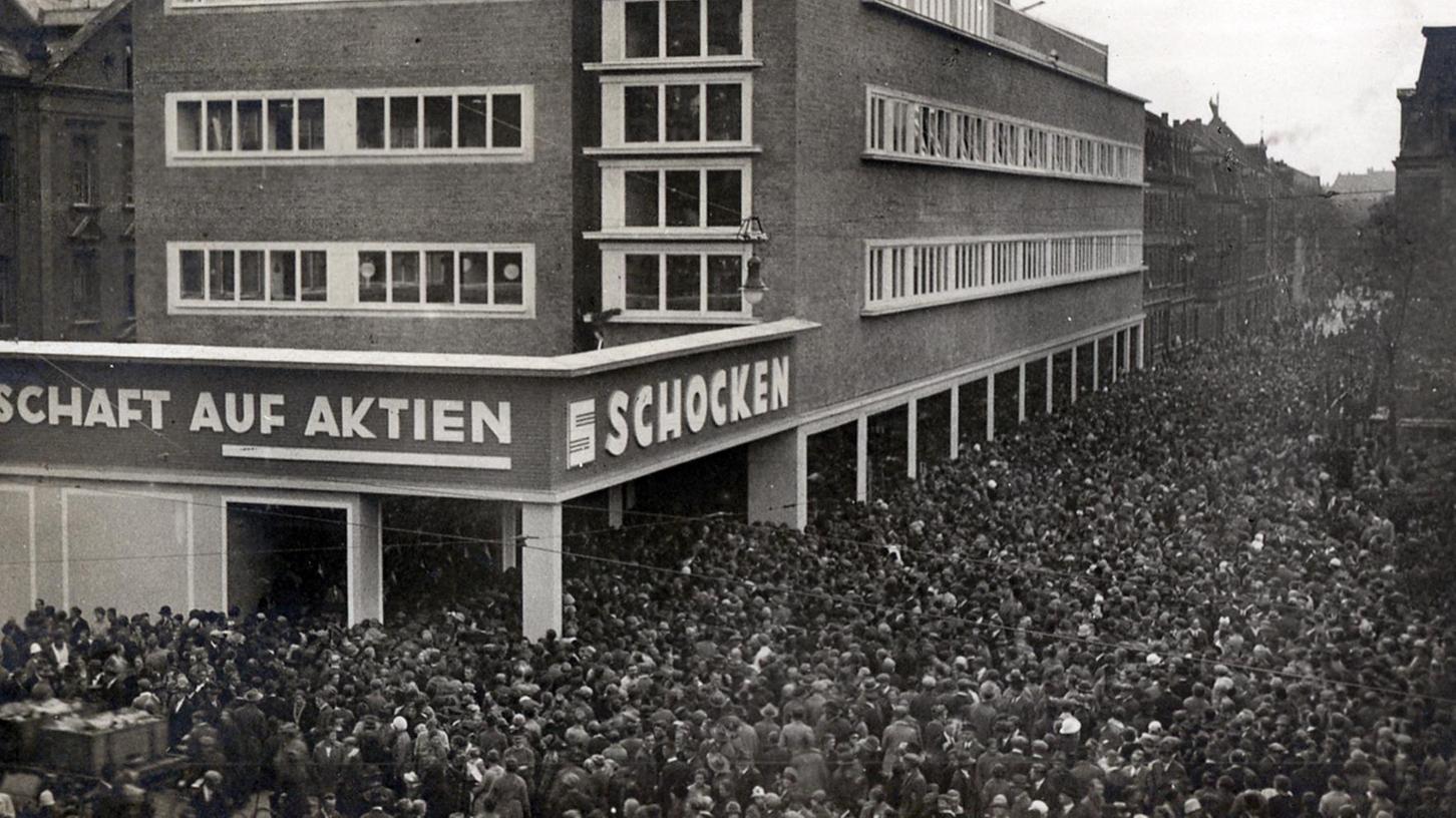 Die Straßen rund um den Neubau in der Nürnberger Südstadt waren schwarz vor Menschen, als am 11. Oktober 1926 das Schocken-Kaufhaus am Aufseßplatz eröffnete. Die Straßen rund um den Neubau in der Nürnberger Südstadt waren schwarz vor Menschen, als am 11. Oktober 1926 das Schocken-Kaufhaus am Aufseßplatz eröffnete.