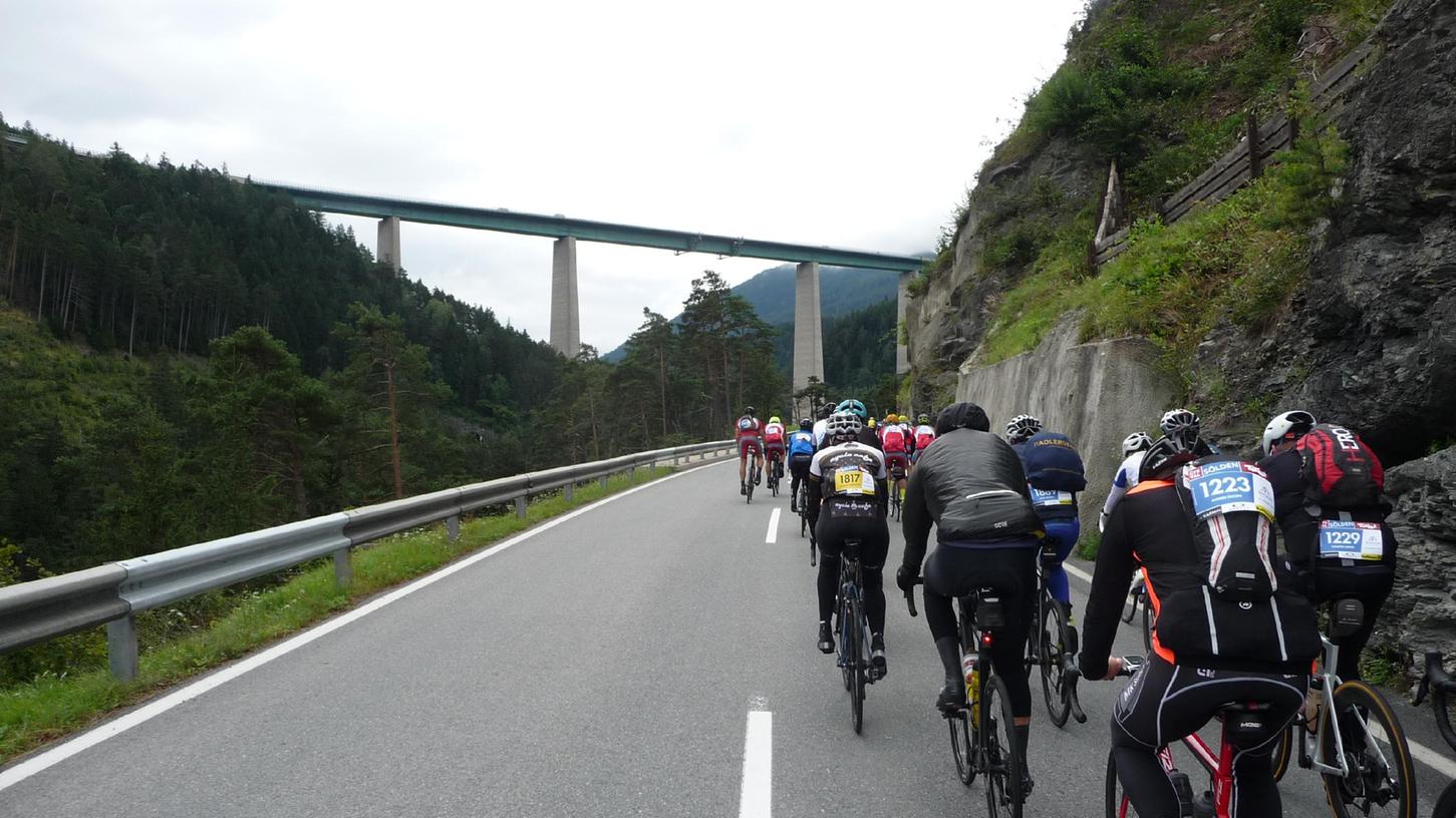 Mehr als 2500 Radfahrer wagen sich auf die Strecke: Der Ötztaler Radmarathon ist ein legendärer Wettbewerb.