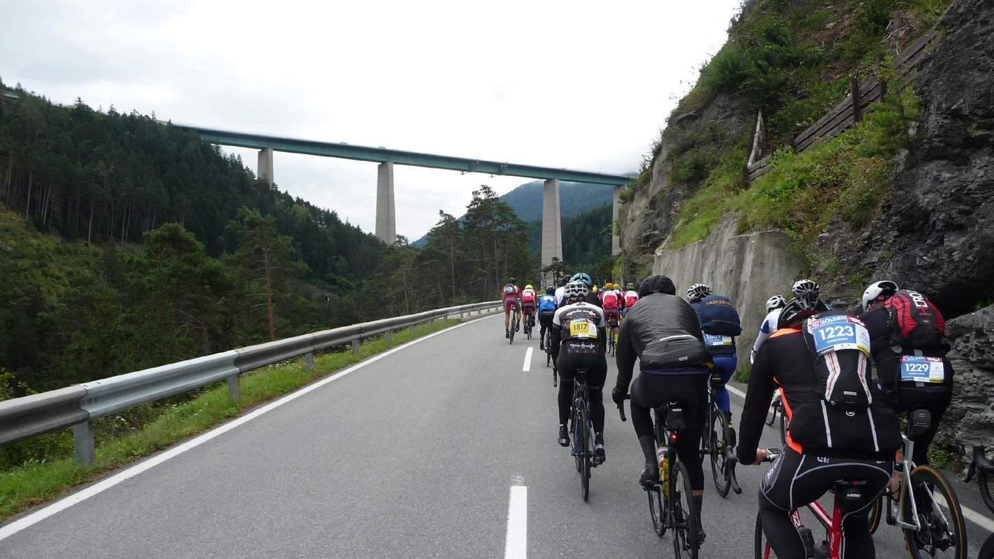 Mehr als 2500 Radfahrer wagen sich auf die Strecke: Der Ötztaler Radmarathon ist ein legendärer Wettbewerb.
Mehr als 2500 Radfahrer wagen sich auf die Strecke: Der Ötztaler Radmarathon ist ein legendärer Wettbewerb.