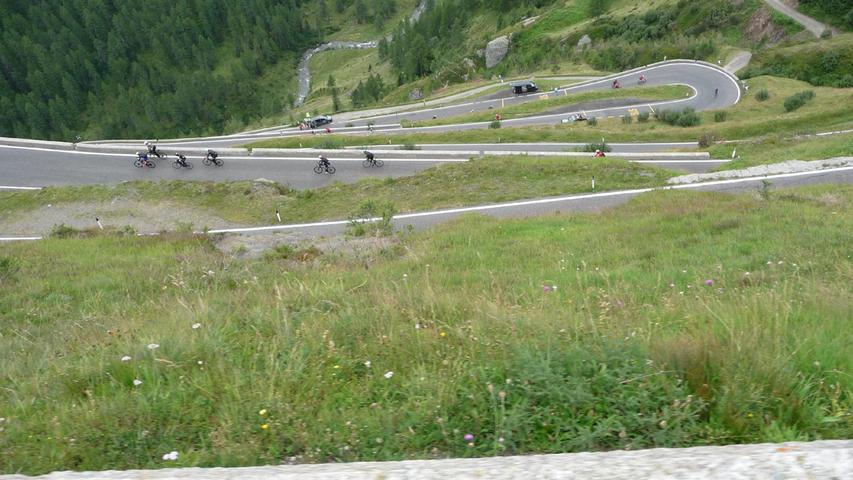 Zwölf Stunden lang ging es steil bergauf und bergab: Die Rennradfahrer mussten bei den Abfahrten besonders aufpassen.
Zwölf Stunden lang ging es steil bergauf und bergab: Die Rennradfahrer mussten bei den Abfahrten besonders aufpassen.