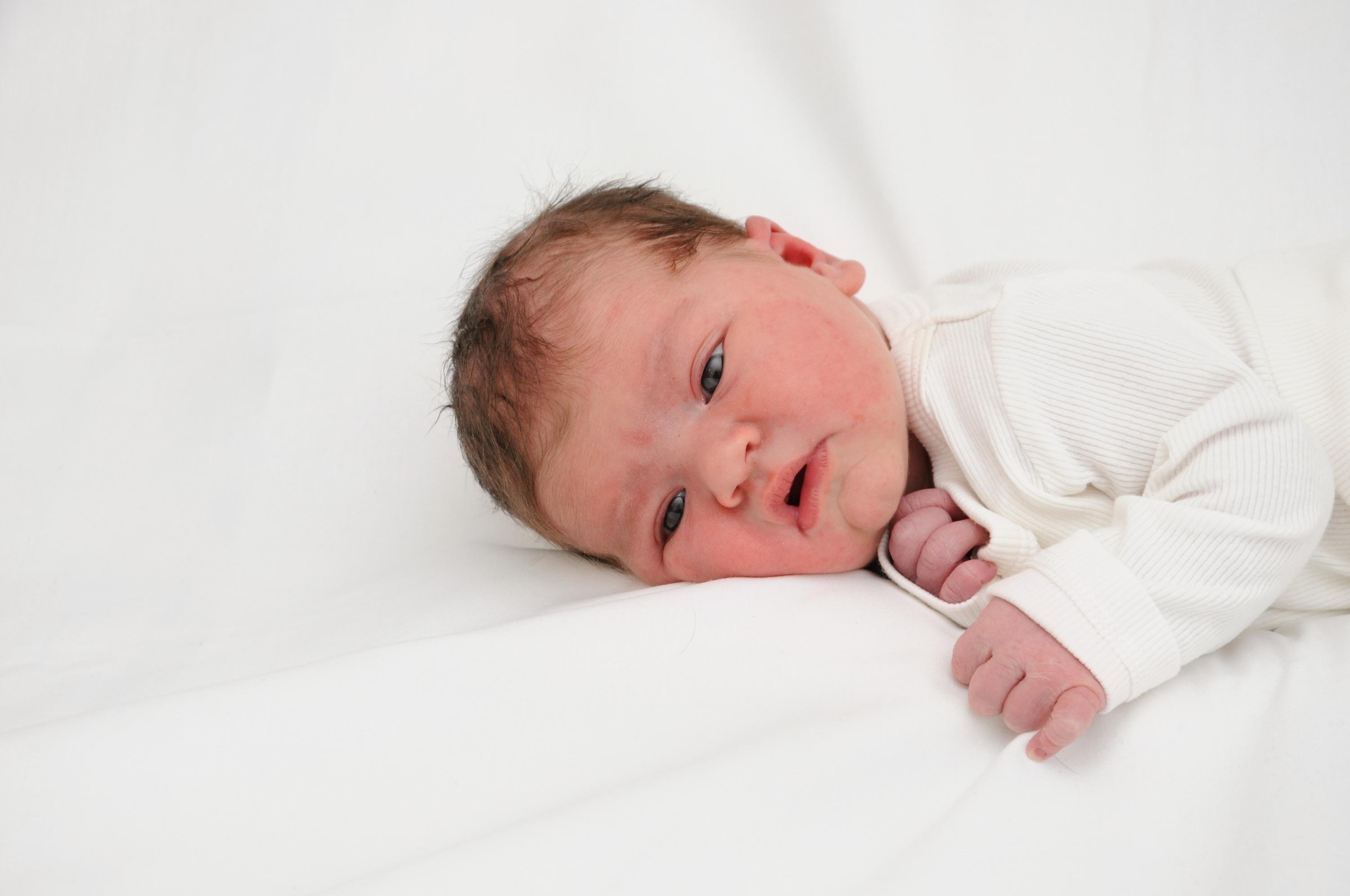 Noch ganz leicht blinzelnd schaut das Gretchen dem Leben entgegen. Schon bald wird sie über die 3610 Gramm und 51 Zentimeter bei der Geburt am 3. November 2021 hinauswachsen.