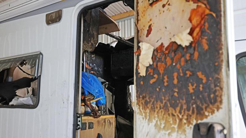 Das ausgebrannte Wohnmobil, in dem Uwe Böhnhardt und Uwe Mundlos 2011 in Eisenach starben, steht in der Asservatenkammer des Bundeskriminalamtes.
Das ausgebrannte Wohnmobil, in dem Uwe Böhnhardt und Uwe Mundlos 2011 in Eisenach starben, steht in der Asservatenkammer des Bundeskriminalamtes.