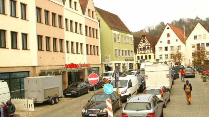Raum für Gestaltung gewünscht: Bald wird sich die derzeit ziemlich chaotische Verkehrssituation auf dem Hersbrucker Oberen Markt ändern. Raum für Gestaltung gewünscht: Bald wird sich die derzeit ziemlich chaotische Verkehrssituation auf dem Hersbrucker Oberen Markt ändern.