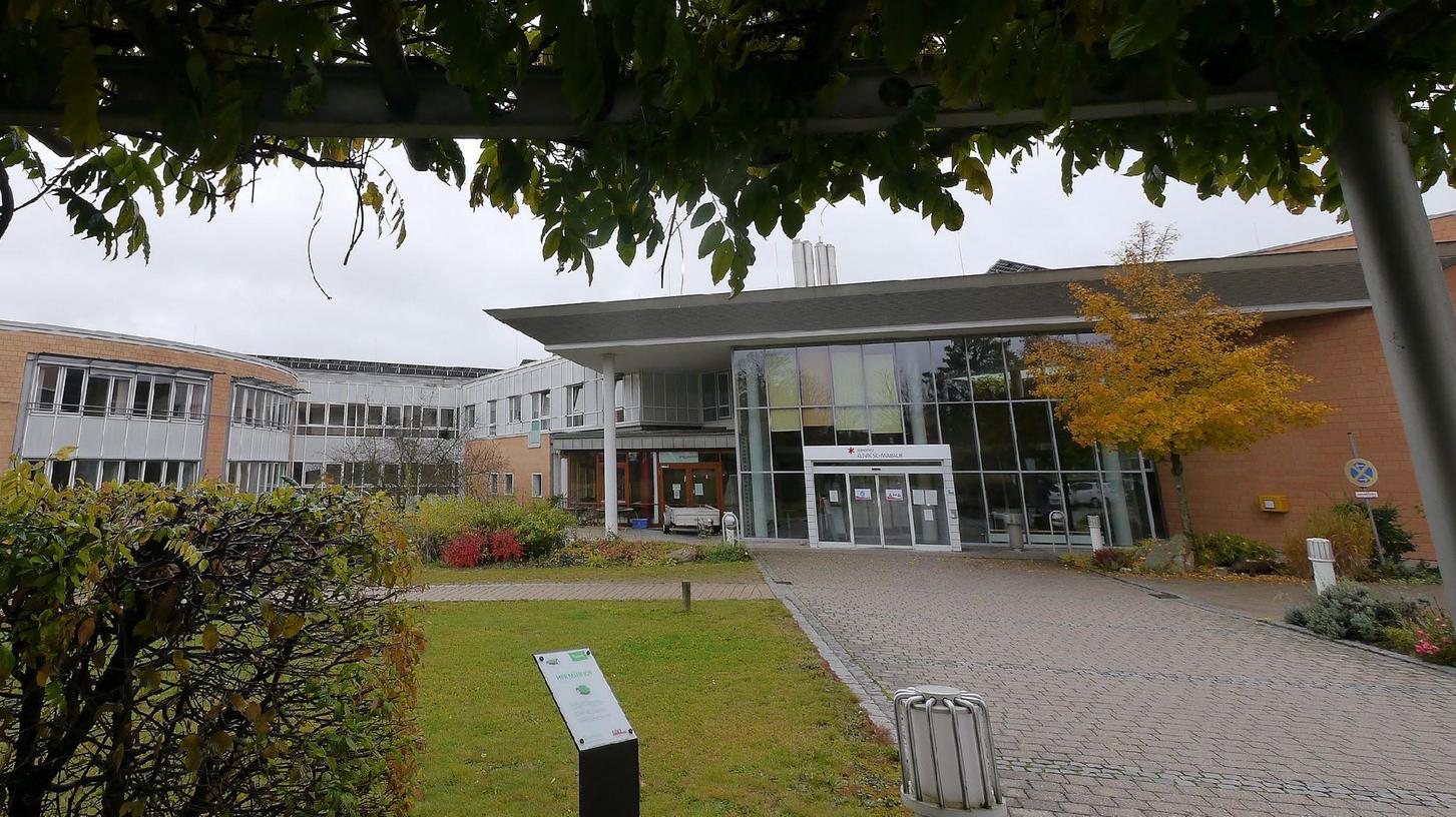 Ins Schwabacher Krankenhaus werden ab Montag keine Besucher mehr eingelassen. Besondere Ausnahmefälle sind in Absprache mit den behandelnden Ärztinnen oder Ärzten möglich.
Ins Schwabacher Krankenhaus werden ab Montag keine Besucher mehr eingelassen. Besondere Ausnahmefälle sind in Absprache mit den behandelnden Ärztinnen oder Ärzten möglich.