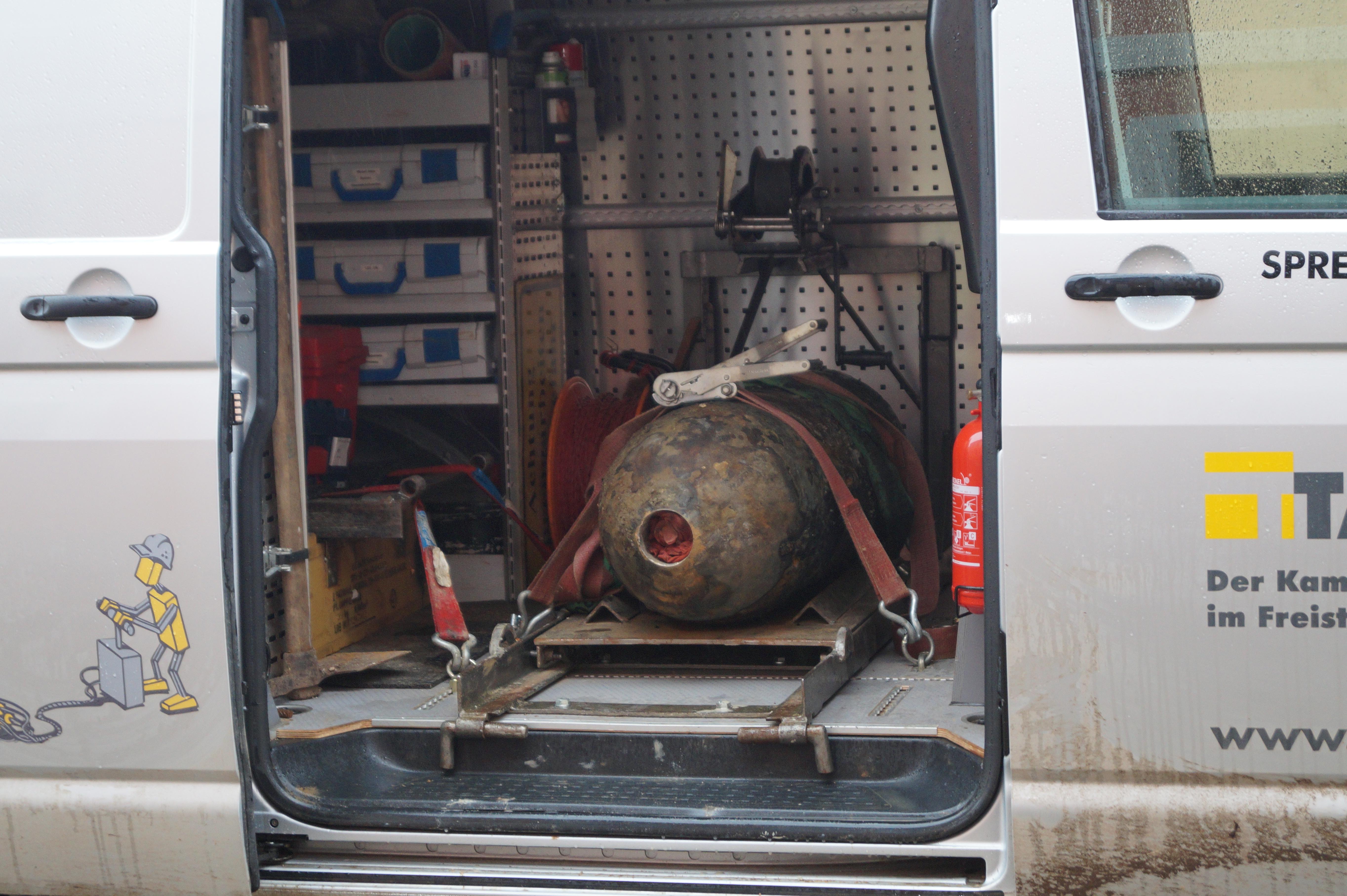 November 2021, Ansbacher Bahnhof: Bei Bauarbeiten in der Bischof-Meiser-Straße wurde ein Blindgänger mit knapp 250 Kilogramm Gewicht aus dem Zweiten Weltkrieg gefunden. Fast 3000 Menschen verließen am 3. November ihre Häuser, die beiden Aufschlagzünder wurden unschädlich gemacht. Zuvor wurde in einem Radius von 500 Metern um den Fundort evakuiert. Zusätzlich waren Hunderte Beschäftigte betroffen - unter anderem die Regierung von Mittelfranken und Teile der Stadtverwaltung. 