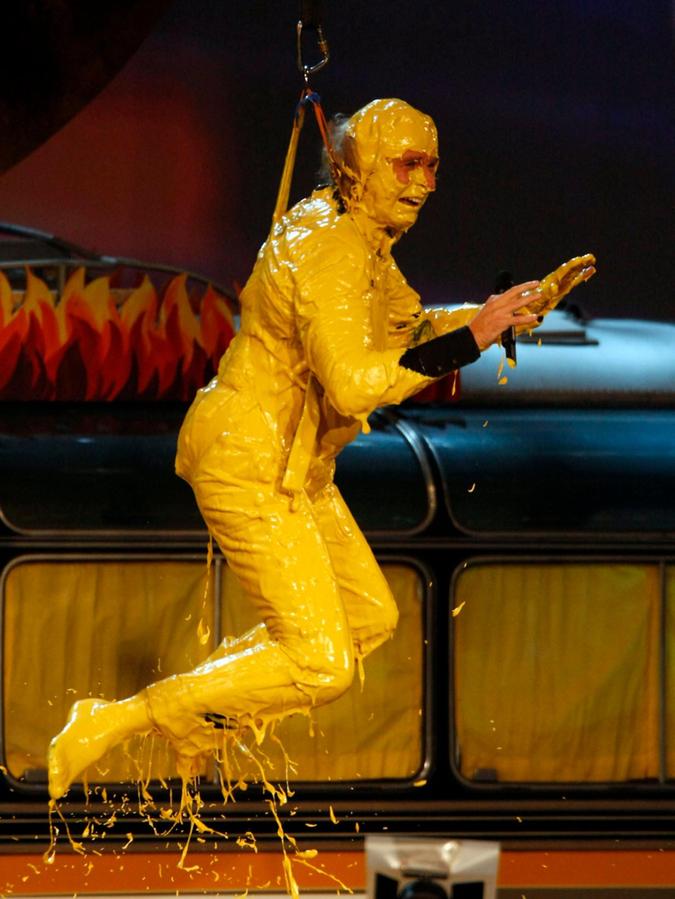 Nach verlorener Wette wurde Gottschalk 2008 in Nürnberg am Ende der Sendung in ein riesiges Senffass getunkt. Nach verlorener Wette wurde Gottschalk 2008 in Nürnberg am Ende der Sendung in ein riesiges Senffass getunkt.