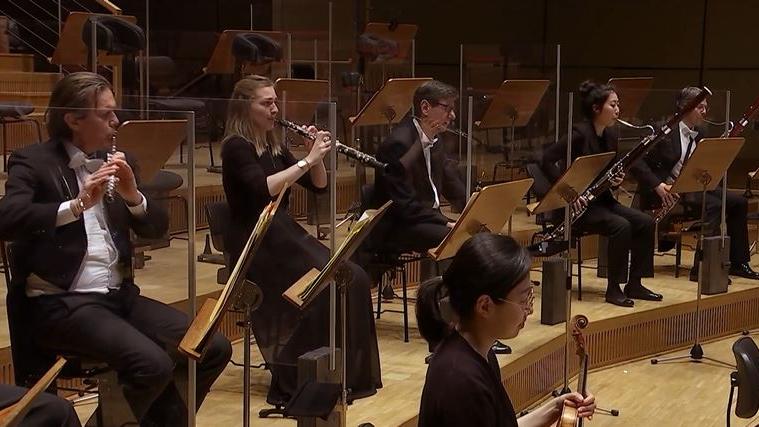 Im April 2021 spielten die Nürnberger Symphoniker noch mit Trennscheiben in einem virtuellen Konzert. Nun, da die Beschränkungen weitgehend gefallen sind, meldet das Orchester elf Coronafälle in den eigenen Reihen.