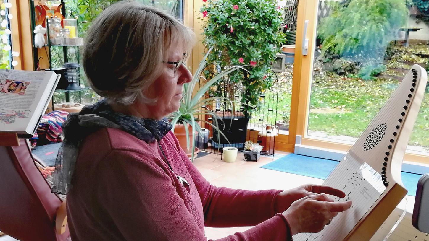 Mehr Zeit für sich und ihre Hobbys - das ist die positive Seite, die Gis Bellmann-Bucka in ihrer Long Covid-Diagnose sieht, wenn sie sich jetzt öfter als vor ihrer Erkrankung an die Veeh-Hafe zum Spielen setzt.
Mehr Zeit für sich und ihre Hobbys - das ist die positive Seite, die Gis Bellmann-Bucka in ihrer Long Covid-Diagnose sieht, wenn sie sich jetzt öfter als vor ihrer Erkrankung an die Veeh-Hafe zum Spielen setzt.
