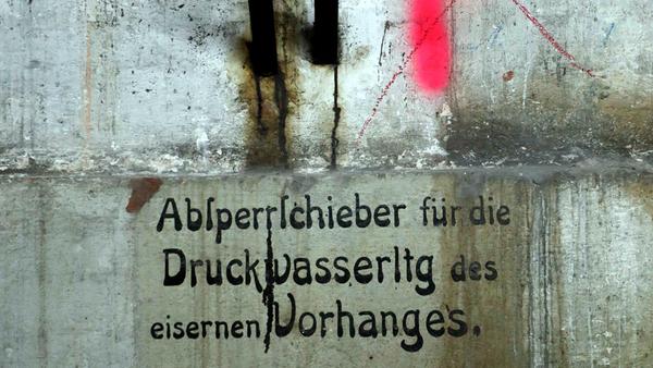 Ein alter Schriftzug in der Untermaschinerie erzählt vom stolzen Alter des Gebäudes, das im Jugendstil in neubarocker Architektur 1905 von Heinrich Seeling fertiggestellt wurde - als damals kurzzeitig modernstes Theater in Europa.