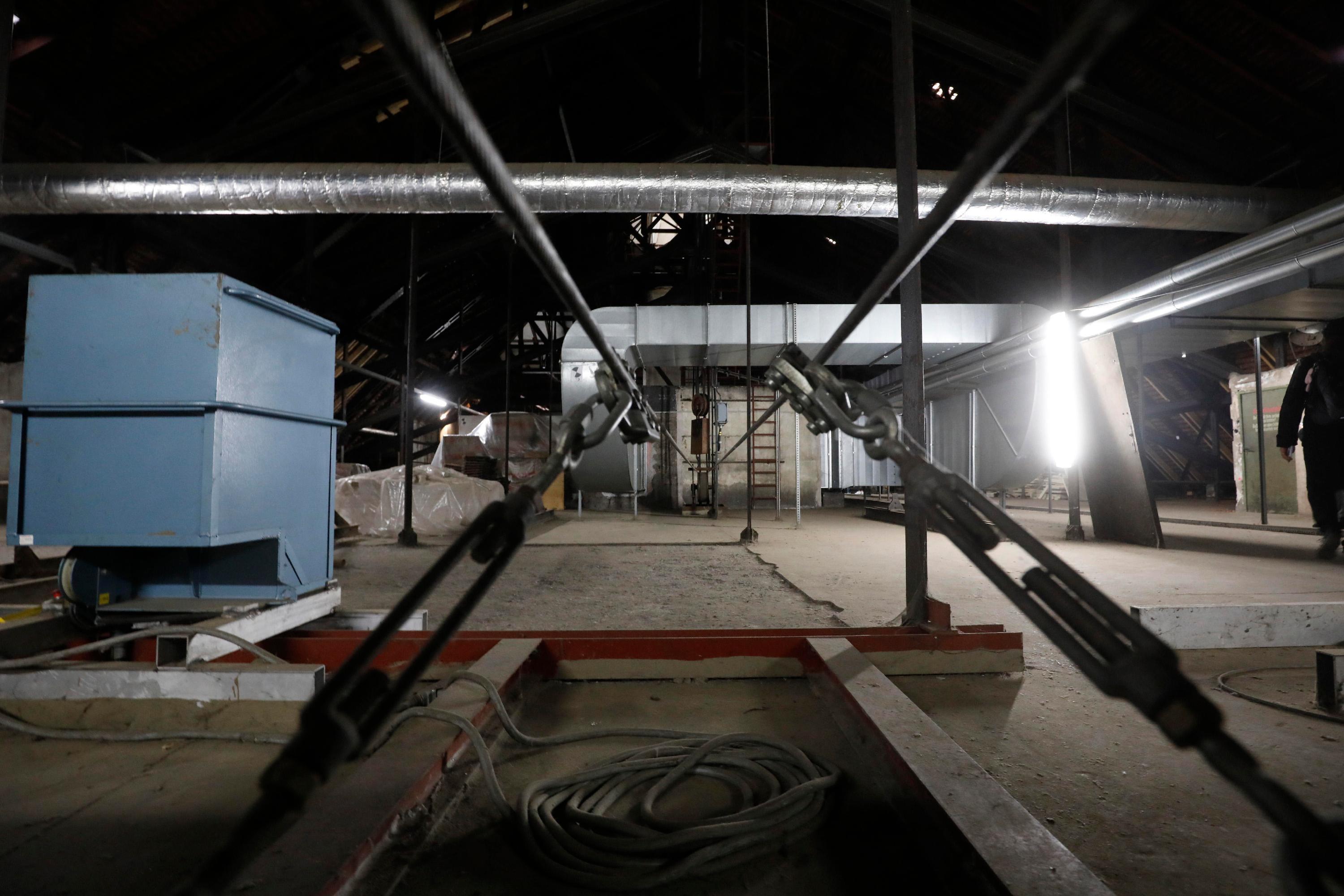 Dachboden und Dachstuhl bereiten in dem historischen Theaterbau besonders große Sorgen. Das Stahlskelett erweist sich zwar prinzipiell als haltbare Konstruktion, aber durch Materialermüdung ist inzwischen die Statik nicht mehr intakt. Die Folgen: Verformungen, Brüche, Ziegel, die seit einigen Jahren mit Klammern vor dem Absturz bewahrt werden müssen.