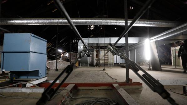 Dachboden und Dachstuhl bereiten in dem historischen Theaterbau besonders große Sorgen. Das Stahlskelett erweist sich zwar prinzipiell als haltbare Konstruktion, aber durch Materialermüdung ist inzwischen die Statik nicht mehr intakt. Die Folgen: Verformungen, Brüche, Ziegel, die seit einigen Jahren mit Klammern vor dem Absturz bewahrt werden müssen.