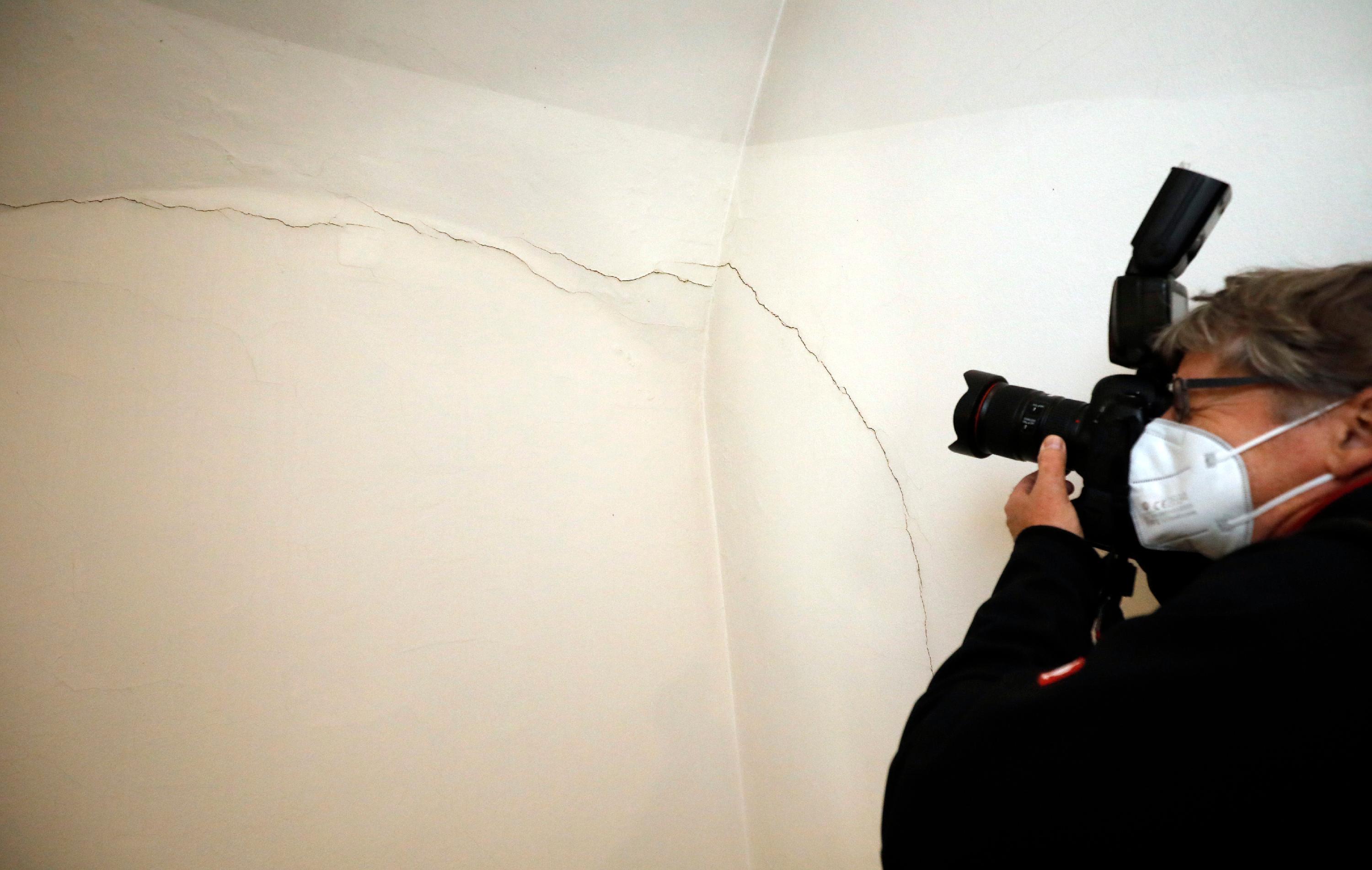 Dieser Setzungsriss im Besucher-Treppenhaus zählt nicht zu den schlimmsten Alterungszeichen. Die Probleme sind mannigfaltig: Brandschutz, Arbeitssicherheit, fehlende Barrierefreiheit.