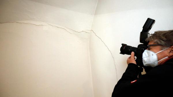 Dieser Setzungsriss im Besucher-Treppenhaus zählt nicht zu den schlimmsten Alterungszeichen. Die Probleme sind mannigfaltig: Brandschutz, Arbeitssicherheit, fehlende Barrierefreiheit.