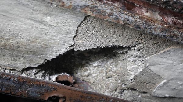 Auch nie reparierte Schäden aus dem Zweiten Weltkrieg wie dieser Schrapnelldurchschuss finden sich beim Rundgang.