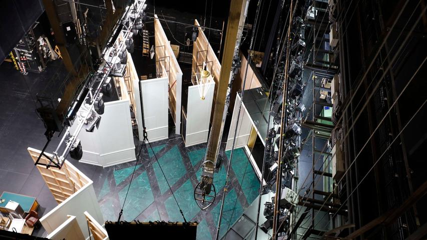 Ein Blick vom Schnürboden auf die Opernbühne. Die Obermaschinerie wurde 2008 erneuert. Doch immer noch arbeiten die Mitarbeiter unter teils fahrlässigen Bedingungen. Der eiserne Vorhang zum Beispiel, der im Brandfall den Zuschauer- vom Bühnenbereich separiert, besteht nur aus Wellblech. 
