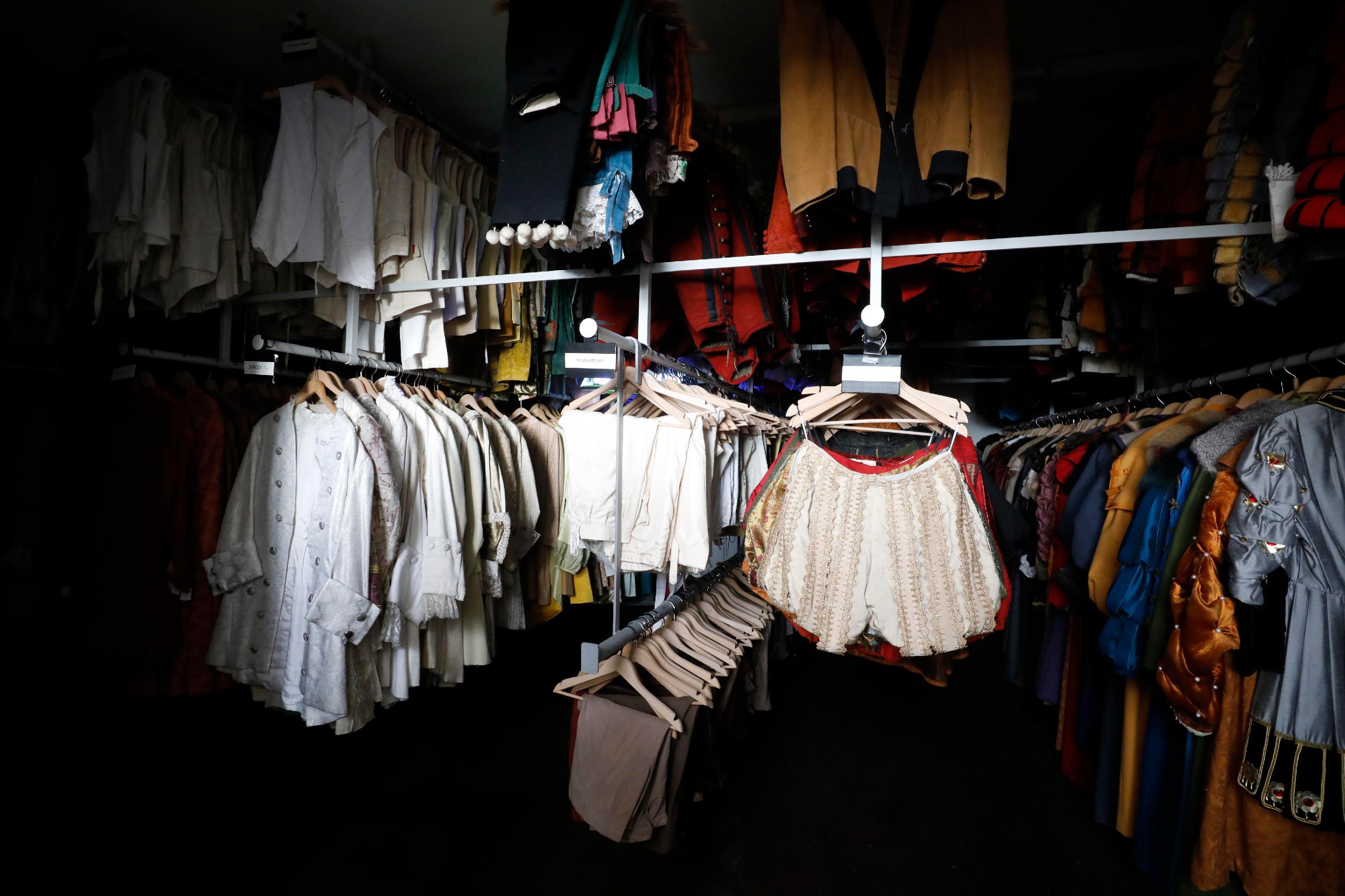 Eines der größten Probleme ist der generelle Platzmangel - und zwar allerorten und nicht nur im Kostümfundus. Zu den aktuell 32.000 Quadratmetern Arbeitsfläche wünscht sich das Opernhaus weitere 10.000 – was vor Ort durchaus machbar wäre.