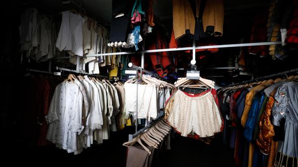 Eines der größten Probleme ist der generelle Platzmangel - und zwar allerorten und nicht nur im Kostümfundus. Zu den aktuell 32.000 Quadratmetern Arbeitsfläche wünscht sich das Opernhaus weitere 10.000 – was vor Ort durchaus machbar wäre.