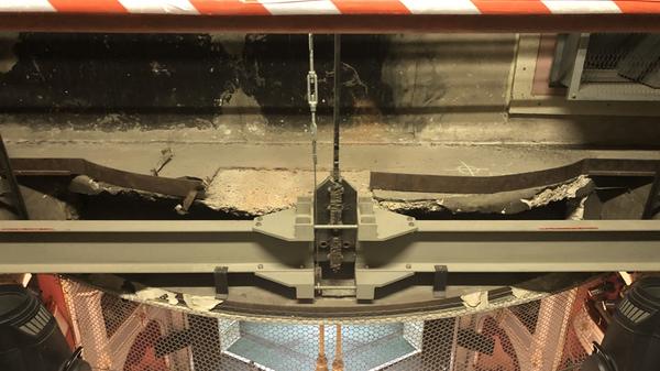 Diese Durchsicht vom Dachboden auf die Bühne offenbart ihre Dramatik nicht von selbst. In der oberen Bildhälfte ist die Befestigung des Kronleuchters zu erkennen. Ein entscheidender Stahlträger wurde dafür bei den Umbauten in der NS-Zeit zerschnitten, später provisorisch wieder stabilisiert. Die damals abgehängte Saaldecke droht jetzt auf die heutige Decke zu stürzen.