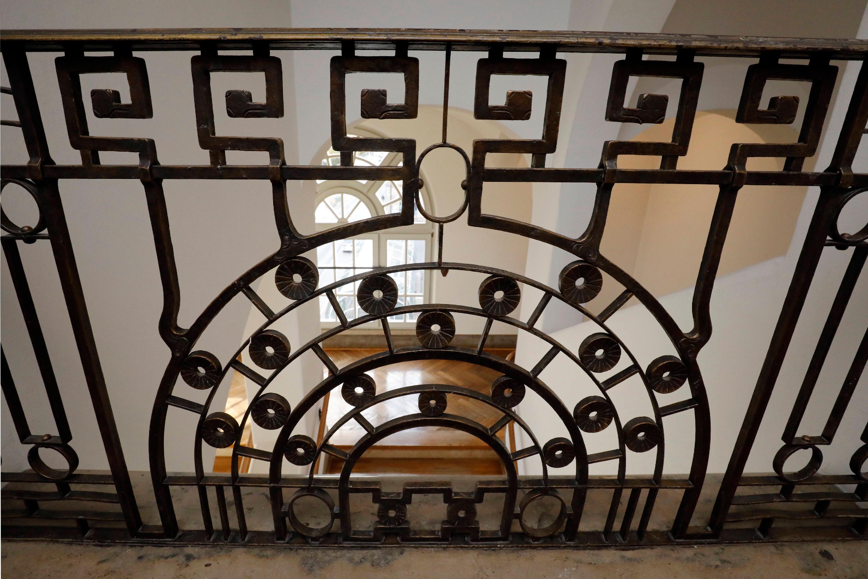 1935 wurde auf Anordnung Adolf Hitlers der Jugendstil aus dem Opernhaus gekratzt. Das hat unter anderem die Akustik nachhaltig beschädigt. Nur wenige Stücke abseits haben überlebt – wie dieses schicke Geländer.