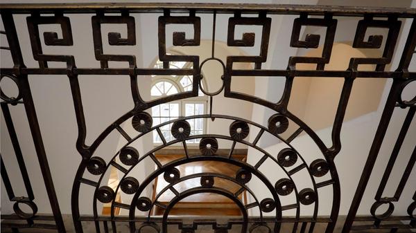 1935 wurde auf Anordnung Adolf Hitlers der Jugendstil aus dem Opernhaus gekratzt. Das hat unter anderem die Akustik nachhaltig beschädigt. Nur wenige Stücke abseits haben überlebt – wie dieses schicke Geländer.