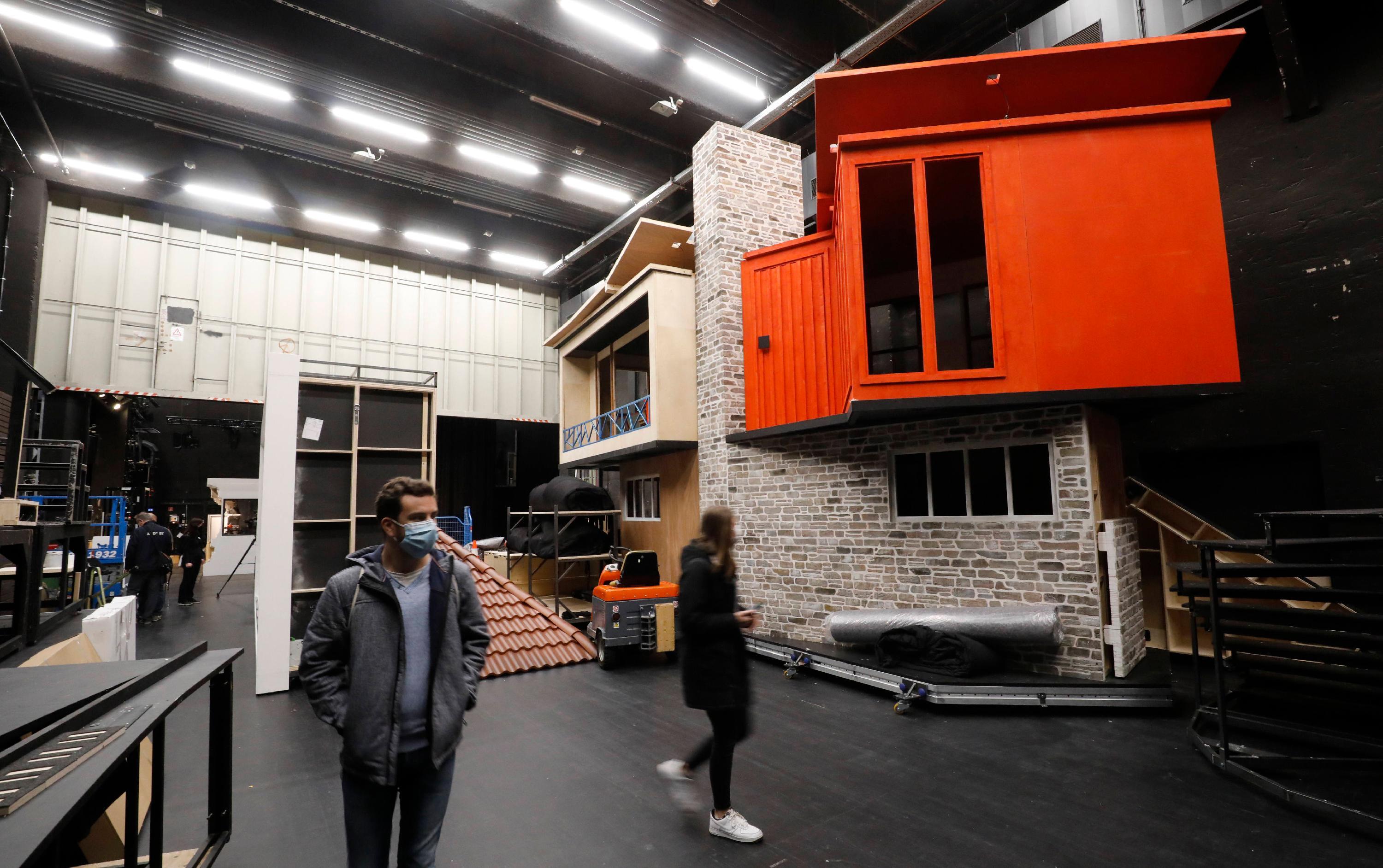 Die Platznot plagt vor allem die Darsteller bei ihren Proben und die Bühnenarbeiter. Tag für Tag werden hinter den Kulissen 20 Tonnen Material bewegt, weil nichts mal eben kurz zur Seite geschoben und geparkt werden kann. Das Nürnberger Opernhaus dürfte weltweit eines der wenigen Häuser ohne Seitenbühne sein – weshalb in einem fort Produktionen auf- und wieder abgebaut werden müssen. Deshalb lahmt der Spielbetrieb.