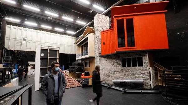 Die Platznot plagt vor allem die Darsteller bei ihren Proben und die Bühnenarbeiter. Tag für Tag werden hinter den Kulissen 20 Tonnen Material bewegt, weil nichts mal eben kurz zur Seite geschoben und geparkt werden kann. Das Nürnberger Opernhaus dürfte weltweit eines der wenigen Häuser ohne Seitenbühne sein – weshalb in einem fort Produktionen auf- und wieder abgebaut werden müssen. Deshalb lahmt der Spielbetrieb.