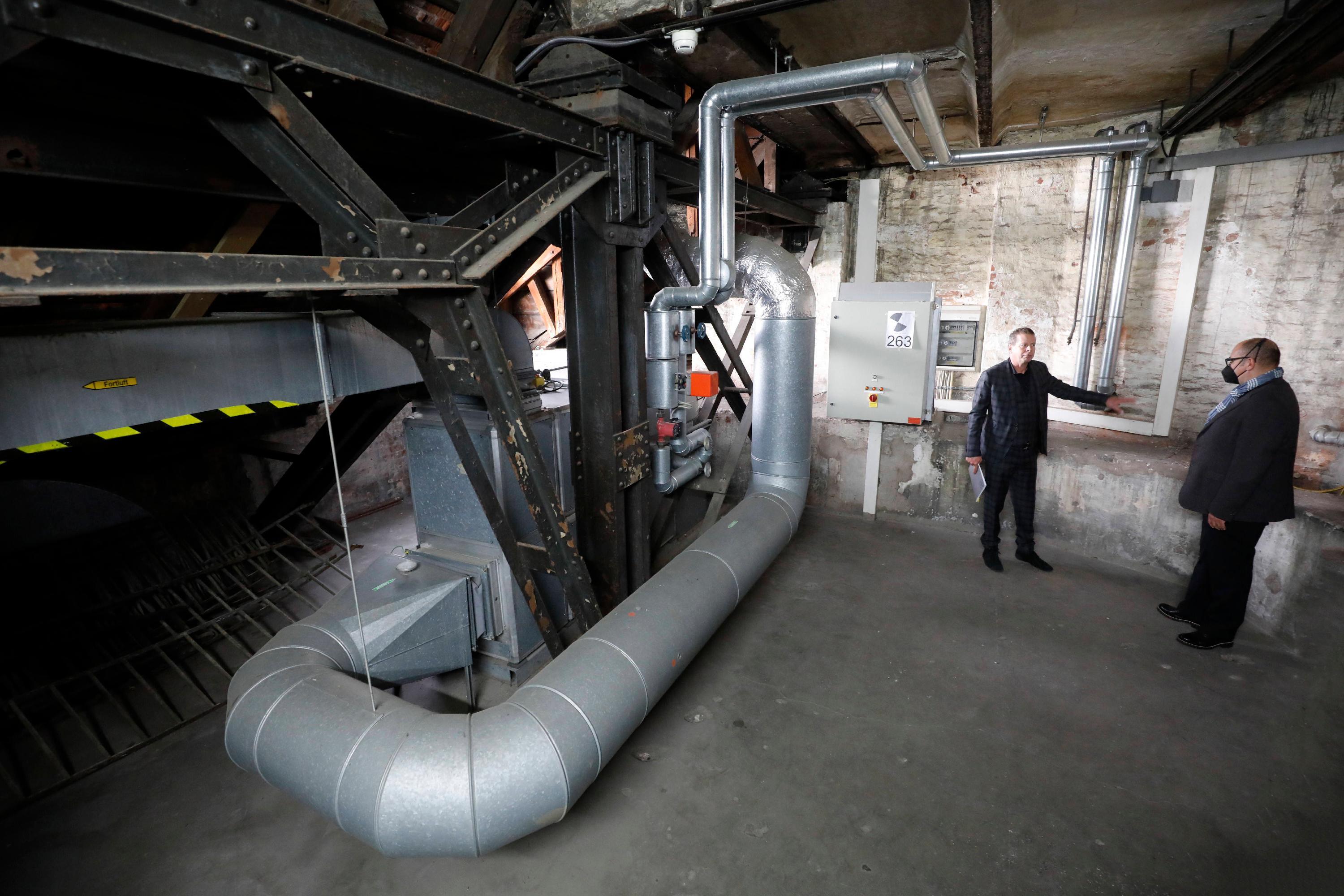 "Der Brandschutz duldet keinen Aufschub mehr", sagt Gormanns. Vor allem die zur Erbauungszeit hochmoderne Heizungsanlage ist hier mit ihren durchs ganze Bauwerk ziehenden Lüftungsrohren und -schächten zum Verhängnis geworden. Rauch könnte sich hier sofort verbreiten, die Quelle ist nicht auffindbar. Die Brandschutzgutachter gewähren einen - eingeschränkten - Betrieb nur noch bis zum Jahr 2025.