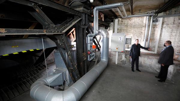 "Der Brandschutz duldet keinen Aufschub mehr", sagt Gormanns. Vor allem die zur Erbauungszeit hochmoderne Heizungsanlage ist hier mit ihren durchs ganze Bauwerk ziehenden Lüftungsrohren und -schächten zum Verhängnis geworden. Rauch könnte sich hier sofort verbreiten, die Quelle ist nicht auffindbar. Die Brandschutzgutachter gewähren einen - eingeschränkten - Betrieb nur noch bis zum Jahr 2025.