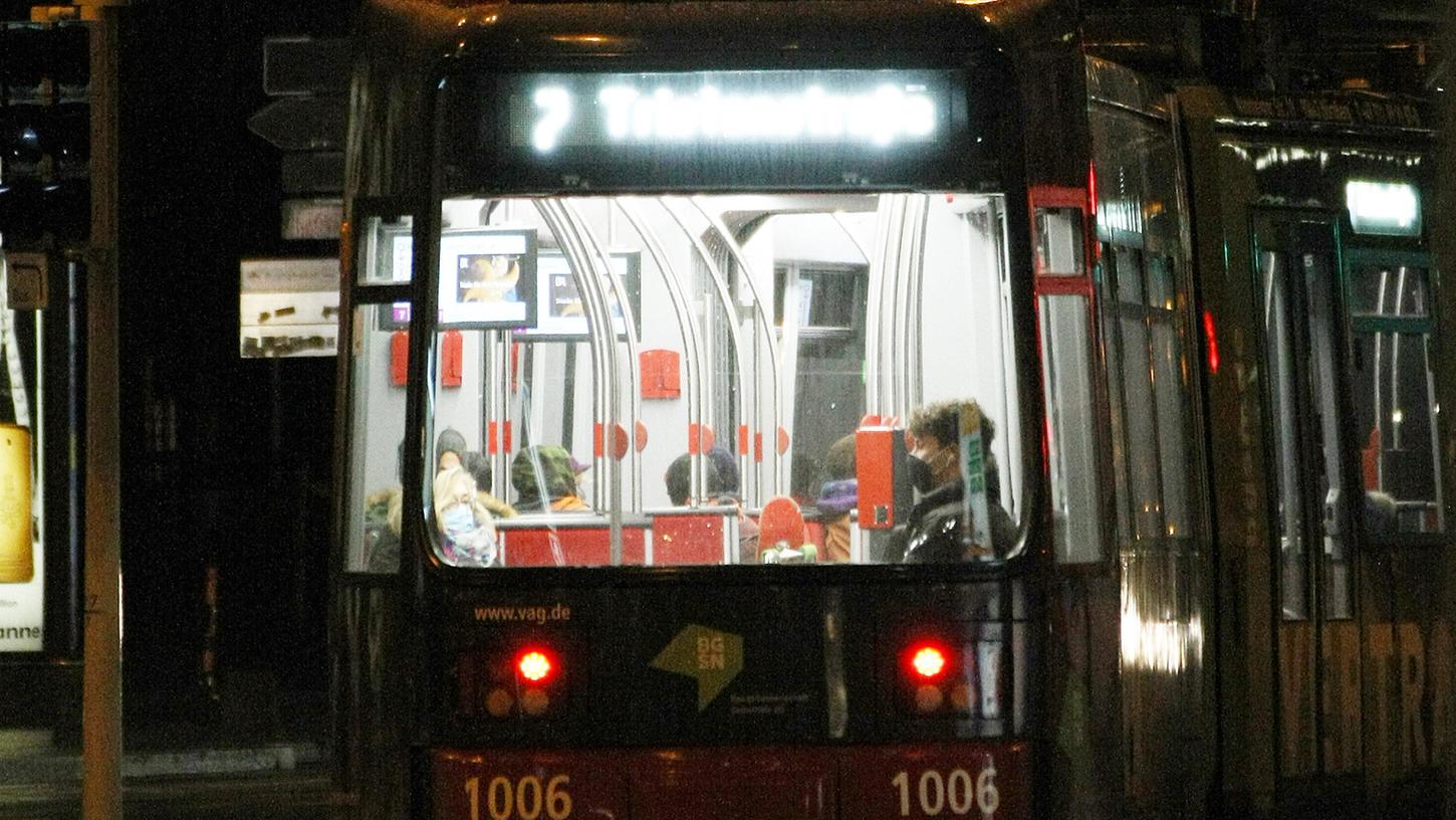 In Würzburg eskalierte ein Streit in einer Straßenbahn. (Symbolbild)