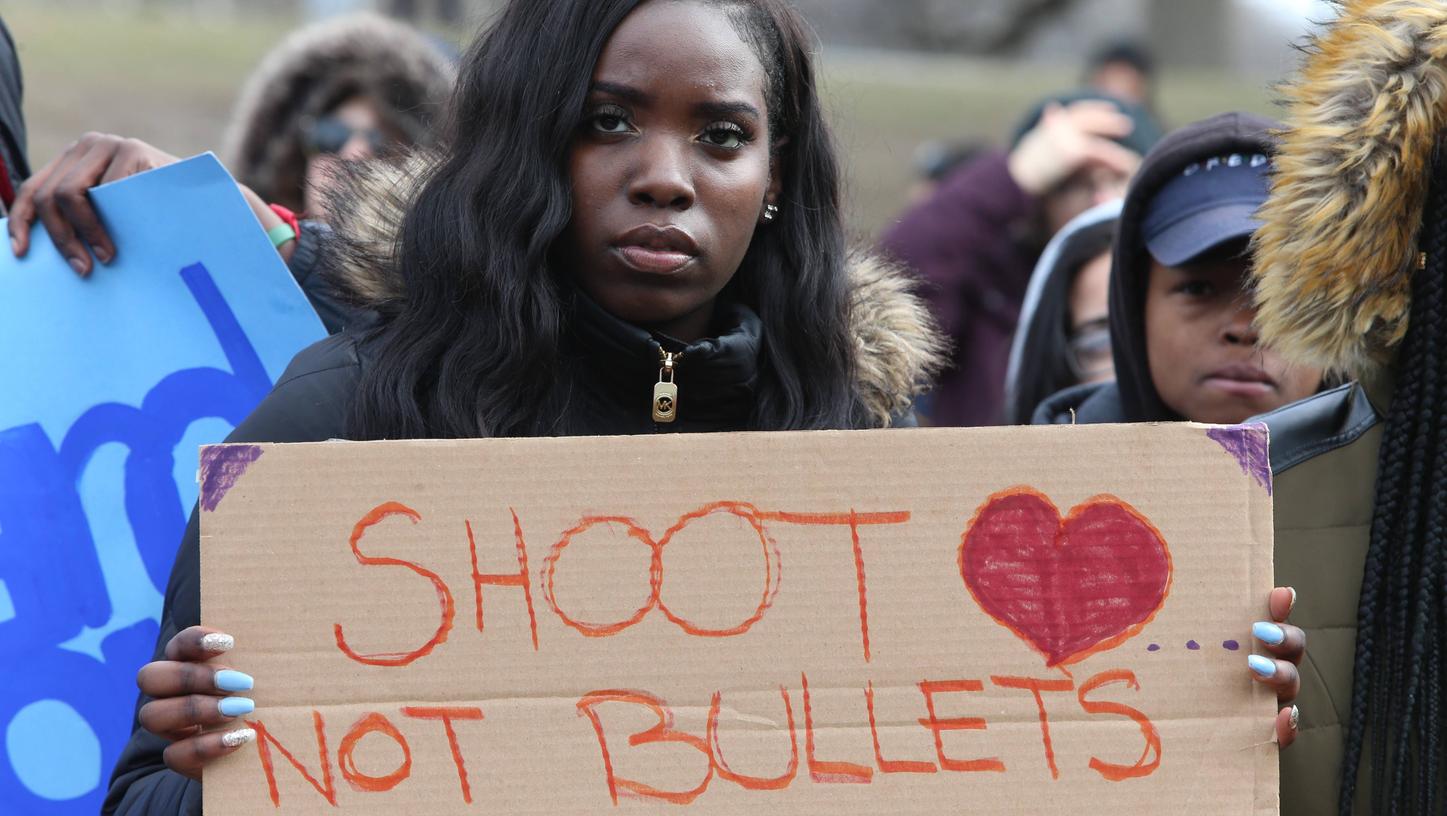 Liebe statt Kugeln: Eine junge US-Amerikanerin protestiert gegen die Waffengewalt in ihrem Land. Liebe statt Kugeln: Eine junge US-Amerikanerin protestiert gegen die Waffengewalt in ihrem Land.