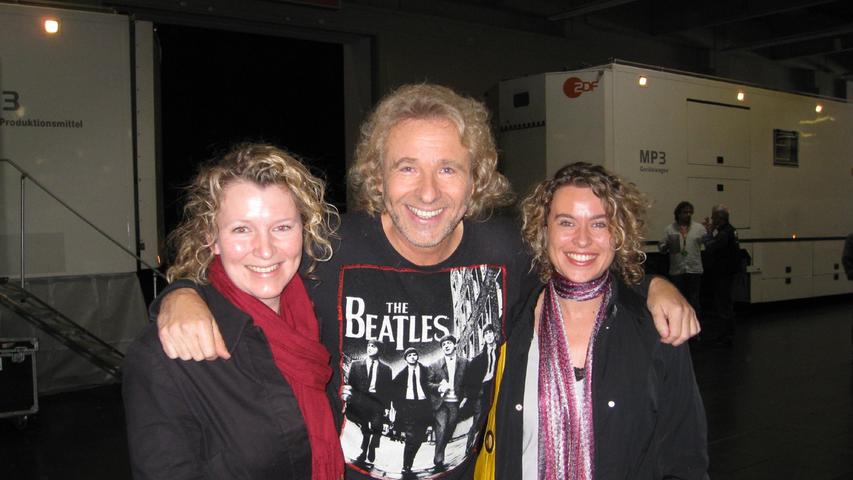 Dreimal Lockenkopf: 2008 steckte Showmaster Thomas Gottschalk beim Rundgang hinter die Kulissen von „Wetten, dass..?“ den Kopf zwischen die Redakteurinnen Claudia Urbasek (li.) und Anette Röckl und amüsierte sich über die Frisurenähnlichkeit. Dreimal Lockenkopf: 2008 steckte Showmaster Thomas Gottschalk beim Rundgang hinter die Kulissen von „Wetten, dass..?“ den Kopf zwischen die Redakteurinnen Claudia Urbasek (li.) und Anette Röckl und amüsierte sich über die Frisurenähnlichkeit.