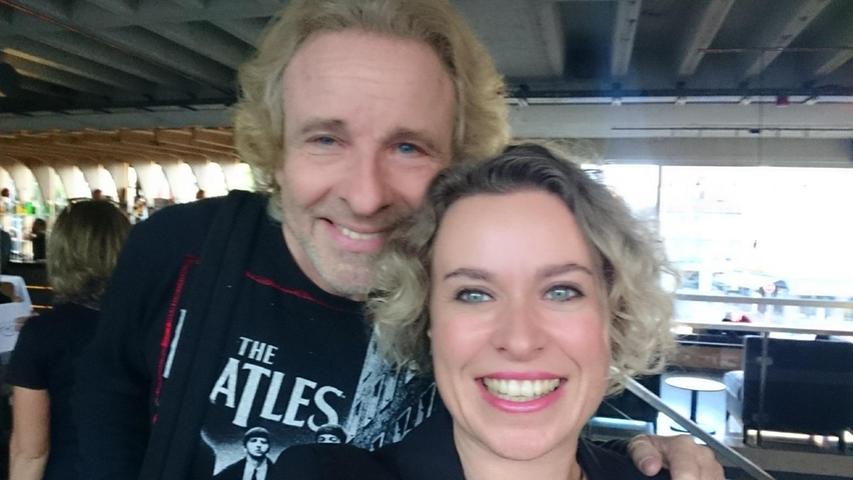 Elf Jahre später. Wieder ein Selfie mit unserer Redakteurin Anette Röckl – und immer noch das gleiche T-Shirt.  