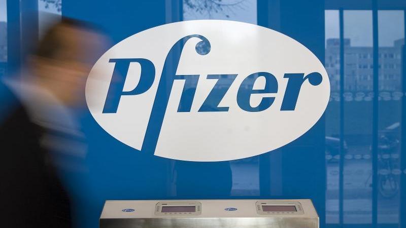 Das Logo des Pharmakonzerns «Pfizer» in der Deutschlandzentrale in Berlin. Das Unternehmen testen ein neues Corona-Medikament. 