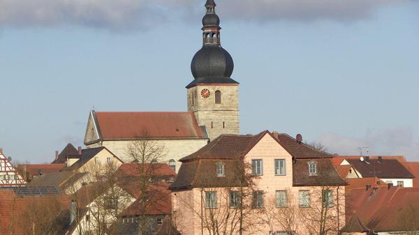Nicht nur der Landkreis Erlangen-Höchstadt feiert 2022 Jubiläum, auch zwei Landkreisgemeinden begehen nächstes Jahr mehr oder weniger runde Geburtstage. „1111 +1“ Jahre besteht Lonnerstadt (Bild) nahe Höchstadt 2022. Corona-Wellen und Lockdowns haben diverse Festpläne zunichte gemacht, der Festausschuss der Gemeinde plante unverdrossen weiter, allerdings in dem Bewusstsein, dass hinter allen Plänen ganz große Fragezeichen stehen. Immerhin soll es in der wärmeren Jahreszeit ein großes Festwochenende geben, an dem sich nicht nur die Vereine, sondern auch viele Gewerbebetriebe beteiligen wollen. Ähnlich sieht es in Röttenbach aus, wo man ganz regulär das „700-Jährige“ feiern will: 1322 war der Ort erstmals urkundlich erwähnt worden. Beginnen soll der Veranstaltungsreigen am 7. April und sich bis in den Herbst ziehen.