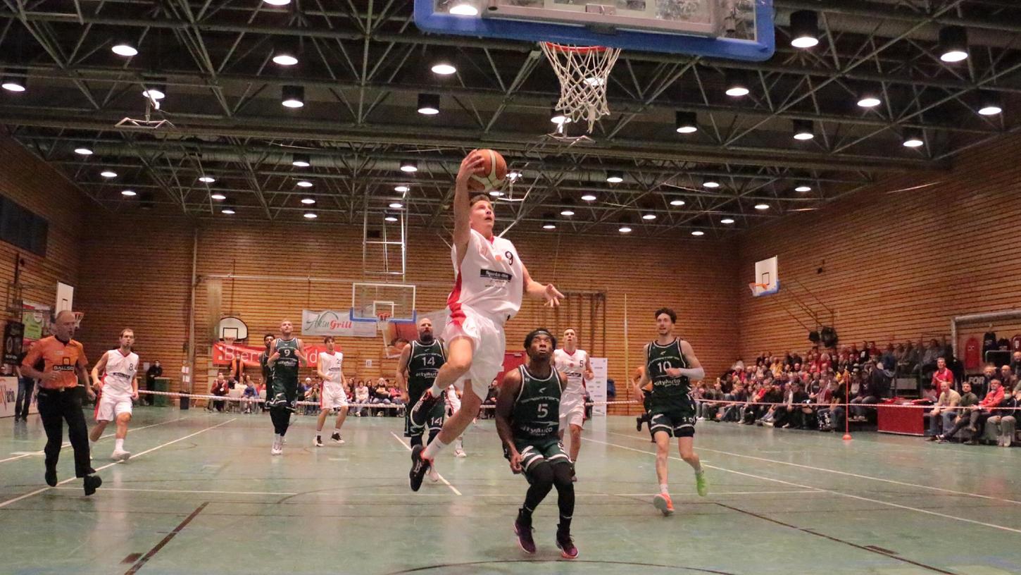 Huhn im Anflug auf den Korb: In den bisherigen drei Spielen hat Claudio Huhn 62 Punkte für die VfL-Baskets erzielt (Schnitt: 20,66 pro Spiel). An diesem Samstag müssen der Treuchtlinger Führungsspieler und sein Team allerdings pausieren.
Huhn im Anflug auf den Korb: In den bisherigen drei Spielen hat Claudio Huhn 62 Punkte für die VfL-Baskets erzielt (Schnitt: 20,66 pro Spiel). An diesem Samstag müssen der Treuchtlinger Führungsspieler und sein Team allerdings pausieren.