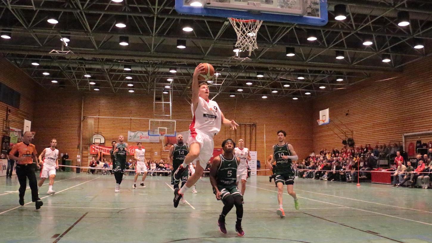 Huhn im Anflug auf den Korb: In den bisherigen drei Spielen hat Claudio Huhn 62 Punkte für die VfL-Baskets erzielt (Schnitt: 20,66 pro Spiel). An diesem Samstag müssen der Treuchtlinger Führungsspieler und sein Team allerdings pausieren.  