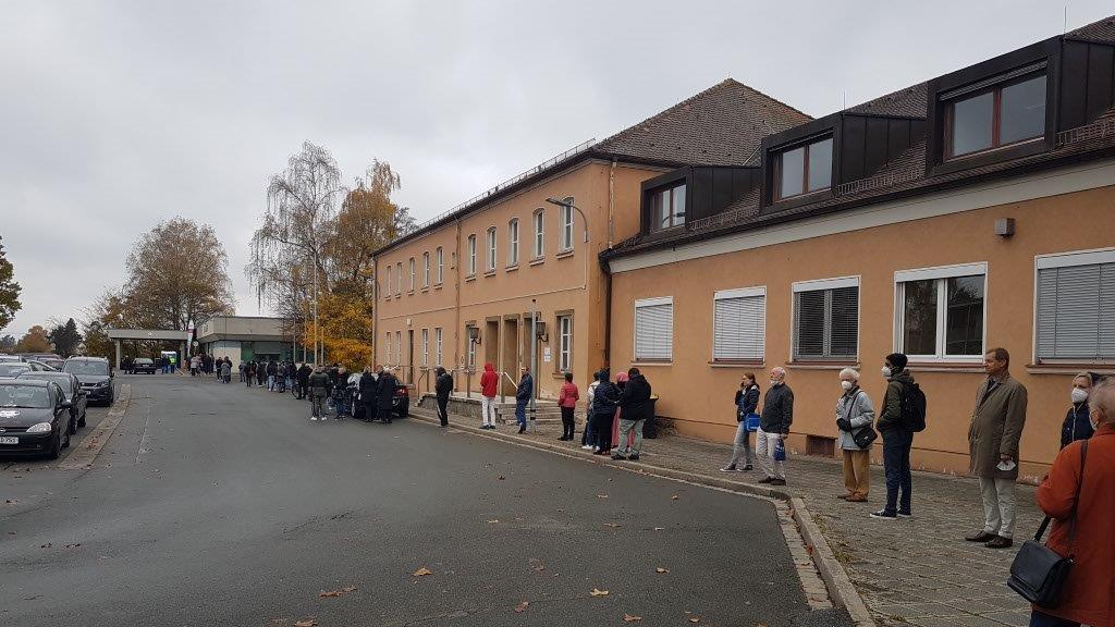 Lange Warteschlangen bildeten sich am Freitag vor dem Nürnberger Impfzentrum. Wolfgang Hupfer, der das Foto gemacht hat, stand etwa zweieinhalb Stunden an. 