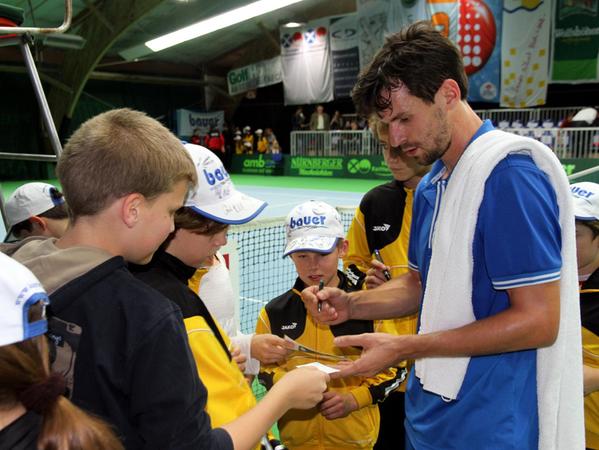 Grand-Slam-Star im House oft Sports: Philipp Petzschner gibt Autogramme.  